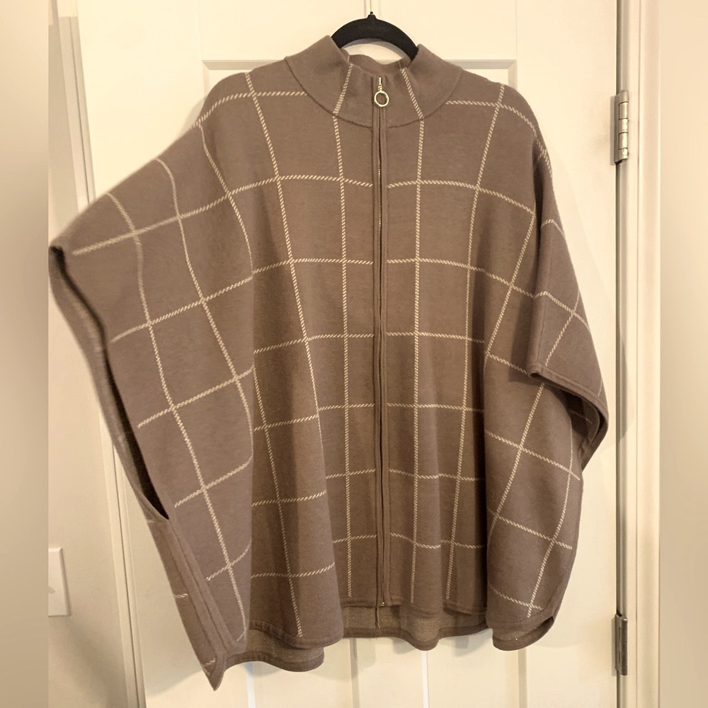 TAHARI NWOT CAPE W/GOLD THREAT DETAIL & GOLD ZIPPER ACCENT SOFT& ELEGANT/MUST HV - Picture 5 of 6